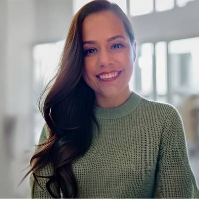 Joanna Kmiec, global people and culture executive, headshot.