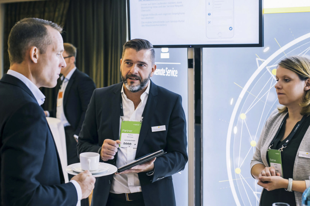 Rethink! HR Tech USA attendees networking and discussing HR technology solutions