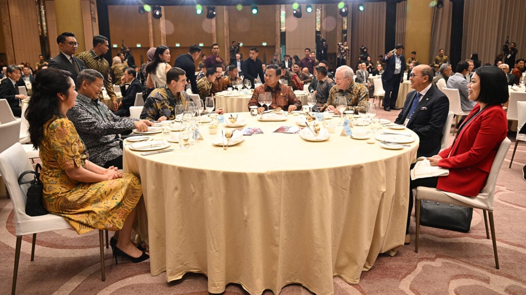 Ejecutivos y líderes empresariales sentados alrededor de una mesa durante una sesión de networking en la Conferencia Global de CEOs de Forbes