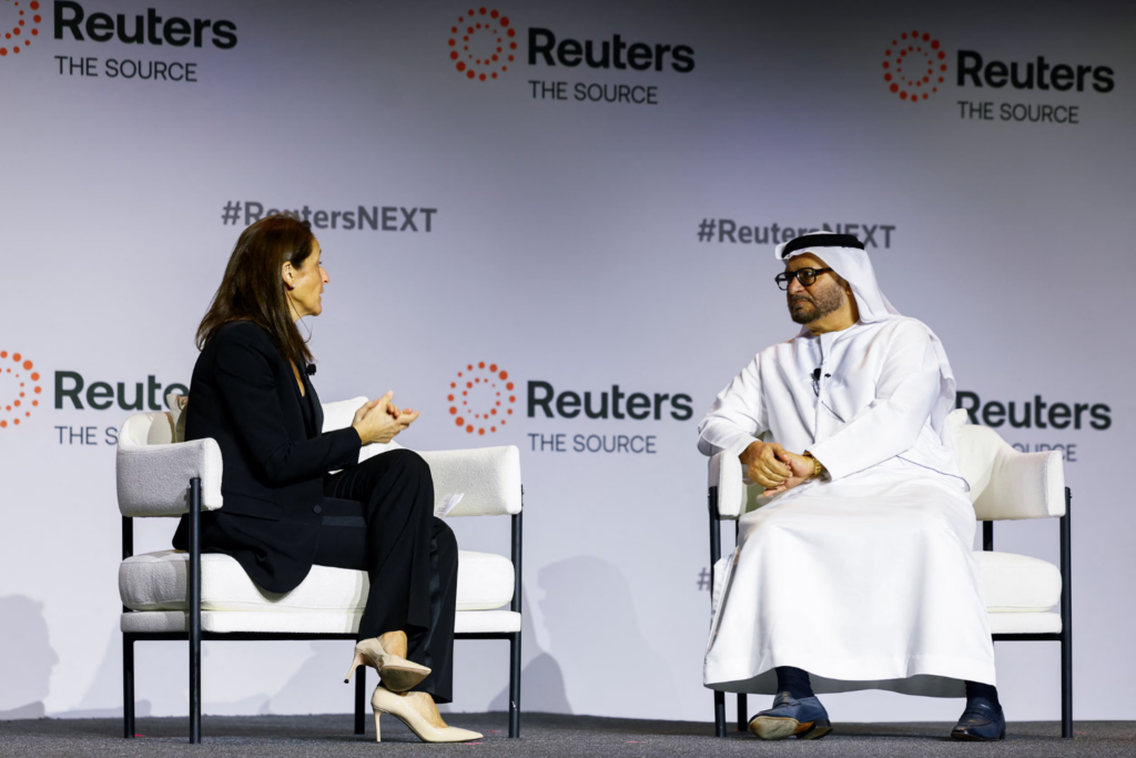 Líderes compartiendo y discutiendo ideas en la conferencia Reuters Next