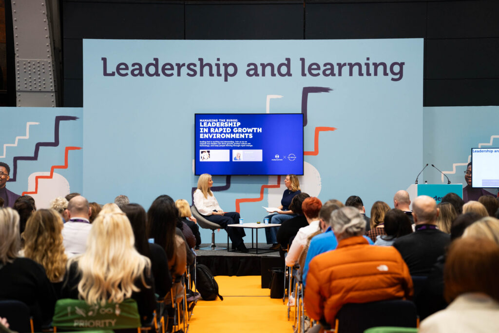 Partecipanti che ascoltano un panel di leadership alla Conferenza ed Esposizione Annuale CIPD