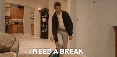 Een persoon die in een kamer loopt gif